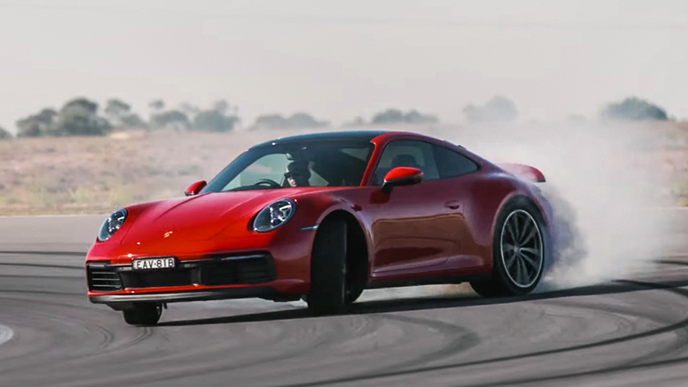 Ένας οδηγός της F1 δοκιμάζει την Porsche 911 Carrera S